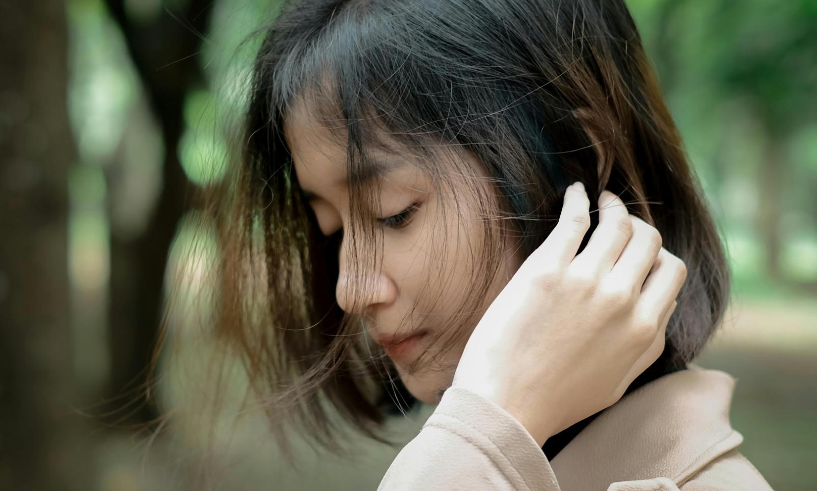 Professional barber demonstrating advanced cutting techniques in modern salon environment